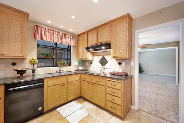 8430 Blossom Hill Ct, Citrus Heights, CA 95610