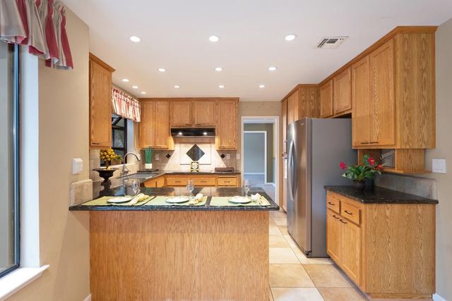 8430 Blossom Hill Ct, Citrus Heights, CA 95610