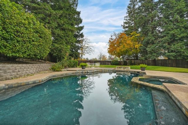 8430 Blossom Hill Ct, Citrus Heights, CA 95610