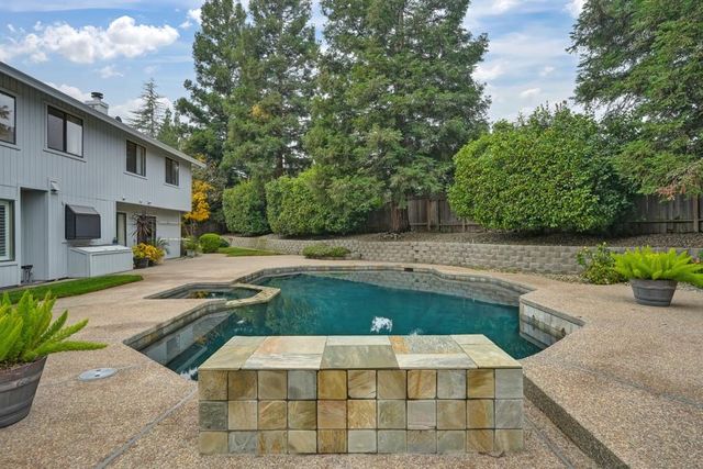 8430 Blossom Hill Ct, Citrus Heights, CA 95610