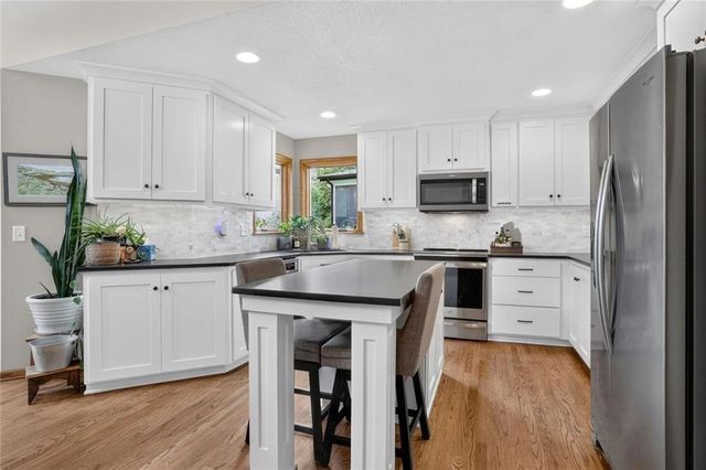 7646 N Pomona Avenue, Kansas City, MO 64152