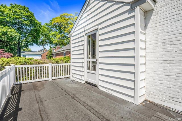 110 Knollwood Road, Rockville Centre, NY 11570