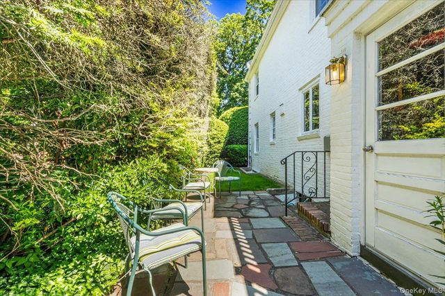 110 Knollwood Road, Rockville Centre, NY 11570