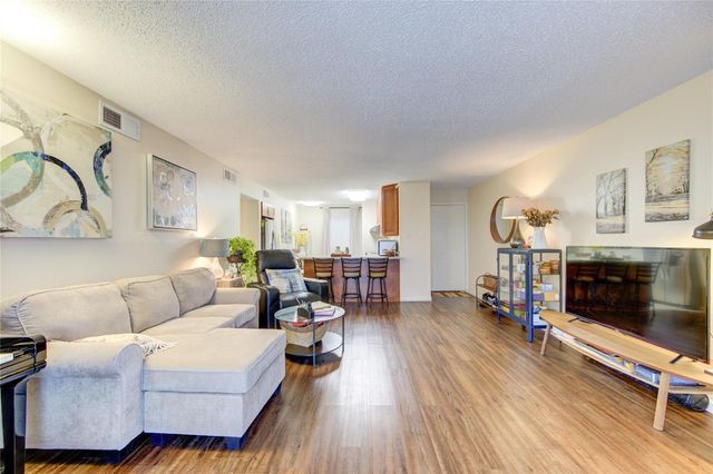 1901 S Voss Road 4, Houston, TX 77057