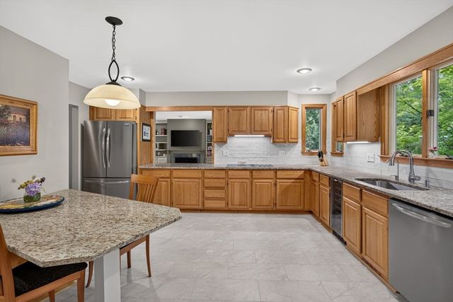 5 Acorn Ln, Mattapoisett, MA 02739