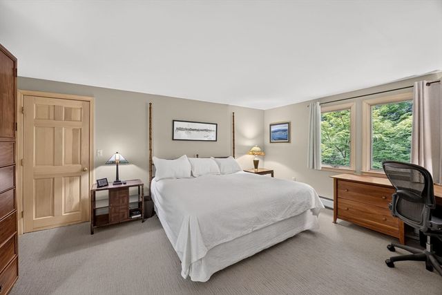 5 Acorn Ln, Mattapoisett, MA 02739