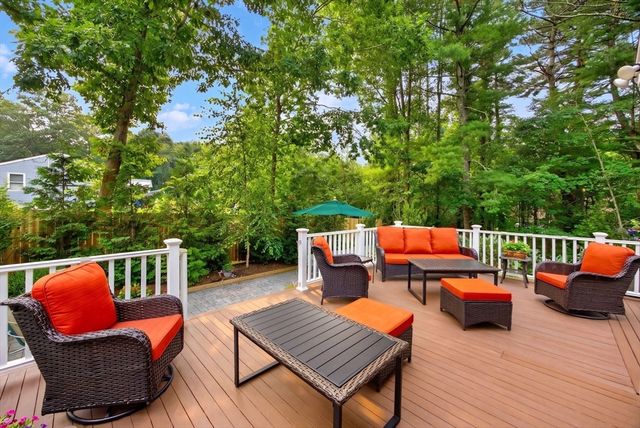5 Acorn Ln, Mattapoisett, MA 02739