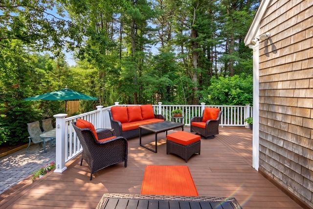 5 Acorn Ln, Mattapoisett, MA 02739