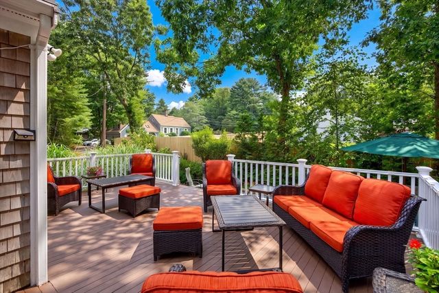 5 Acorn Ln, Mattapoisett, MA 02739