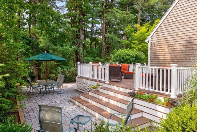 5 Acorn Ln, Mattapoisett, MA 02739