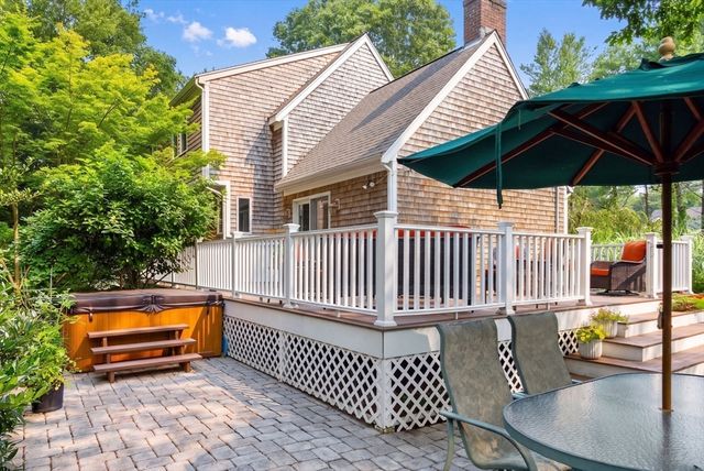 5 Acorn Ln, Mattapoisett, MA 02739