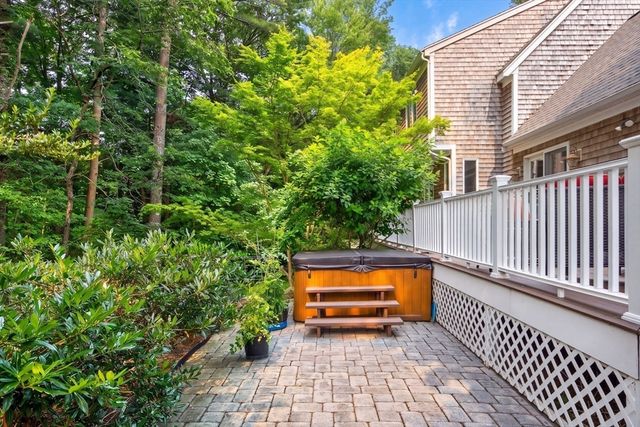 5 Acorn Ln, Mattapoisett, MA 02739