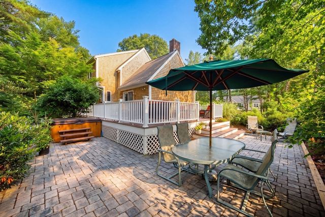 5 Acorn Ln, Mattapoisett, MA 02739