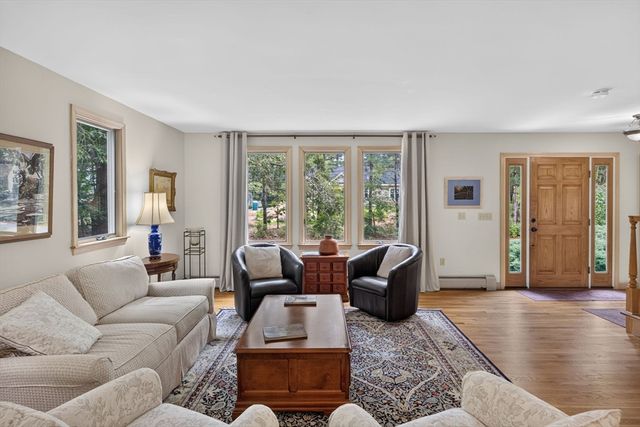 5 Acorn Ln, Mattapoisett, MA 02739