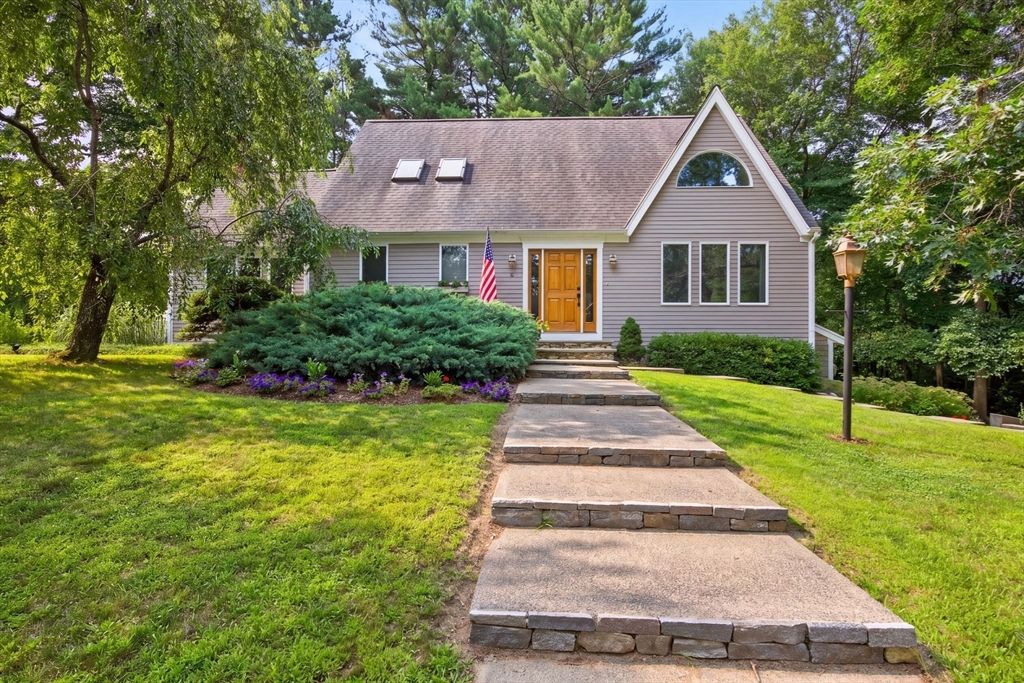 5 Acorn Ln, Mattapoisett, MA 02739