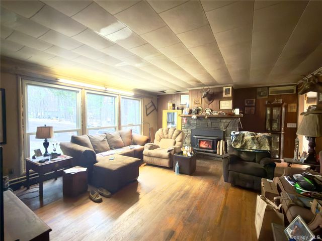 6 Pine Tree Lane, Hyde Park, NY 12538