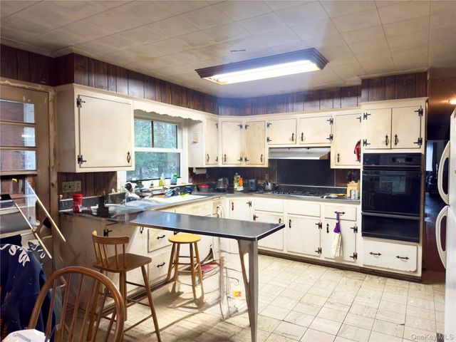 6 Pine Tree Lane, Hyde Park, NY 12538