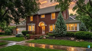 1220 S Main Ave Avenue, Sioux Falls, SD 57105