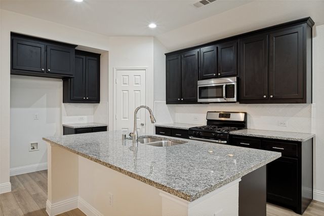 1612 Meadow Trail Lane, Aubrey, TX 76227