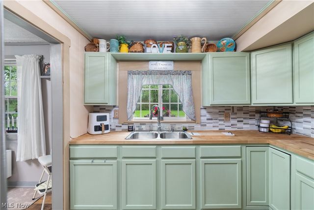 1057 Tremont Avenue NE, East Canton, OH 44730