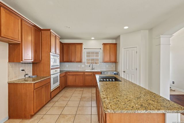 418 Clover Ln, La Vernia, TX 78121