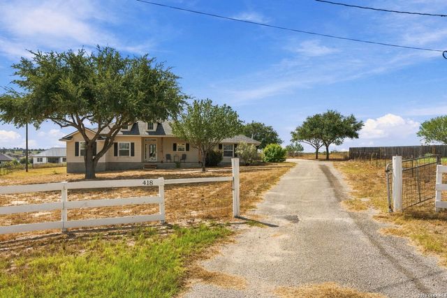 418 Clover Ln, La Vernia, TX 78121