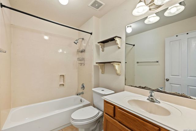418 Clover Ln, La Vernia, TX 78121