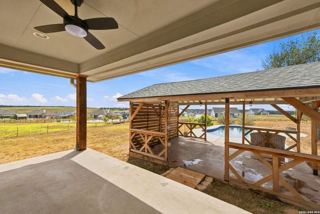 418 Clover Ln, La Vernia, TX 78121