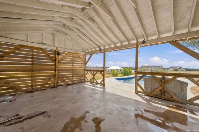 418 Clover Ln, La Vernia, TX 78121