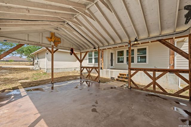 418 Clover Ln, La Vernia, TX 78121