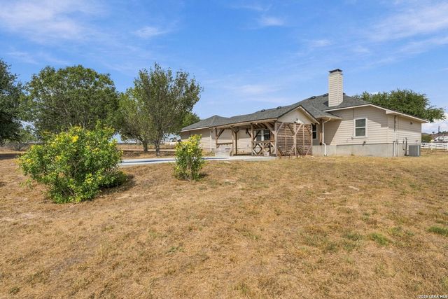 418 Clover Ln, La Vernia, TX 78121