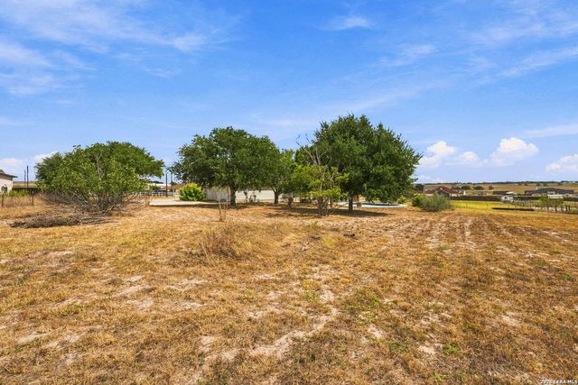 418 Clover Ln, La Vernia, TX 78121
