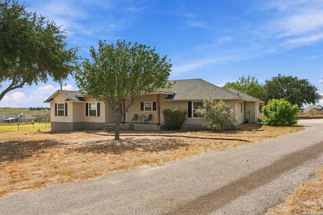 418 Clover Ln, La Vernia, TX 78121