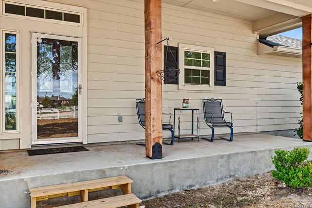 418 Clover Ln, La Vernia, TX 78121
