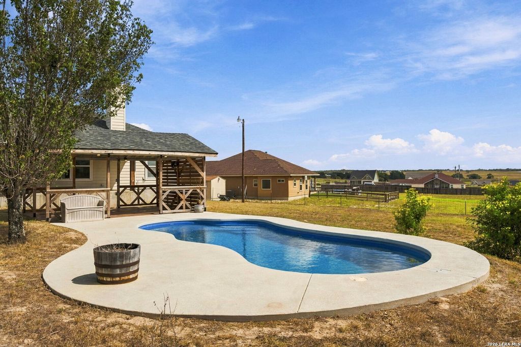 418 Clover Ln, La Vernia, TX 78121