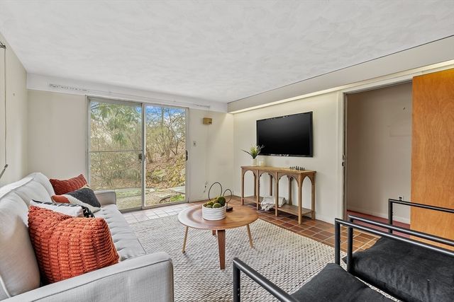 8 Hobbs Road, Wayland, MA 01778