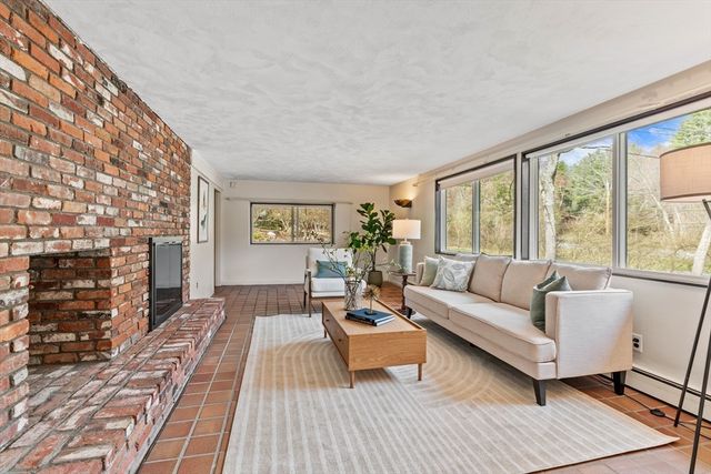 8 Hobbs Road, Wayland, MA 01778