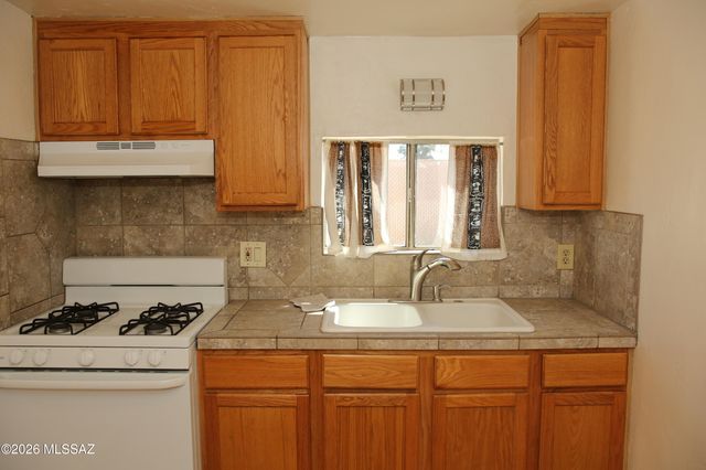 2320 N Camilla Boulevard, Tucson, AZ 85716