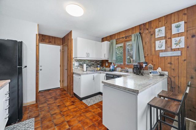 1025 W Riverview DRIVE, Glendale, WI 53209