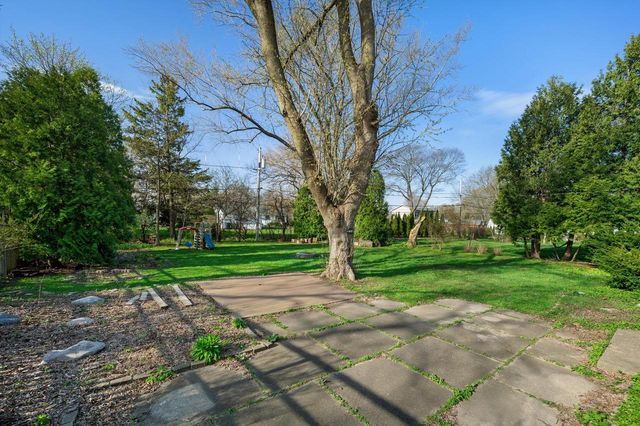 1025 W Riverview DRIVE, Glendale, WI 53209