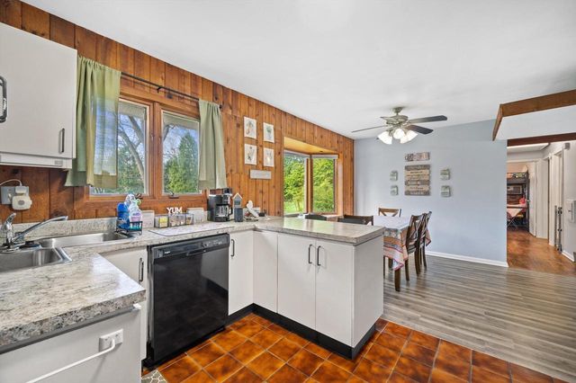 1025 W Riverview DRIVE, Glendale, WI 53209