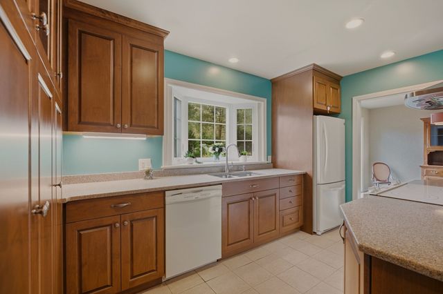 66 Eleanor St, Dartmouth, MA 02747