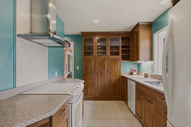 66 Eleanor St, Dartmouth, MA 02747