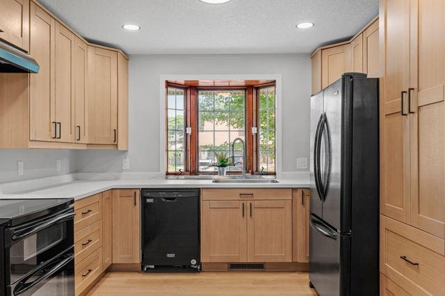 9665 106th Avenue N, Maple Grove, MN 55369