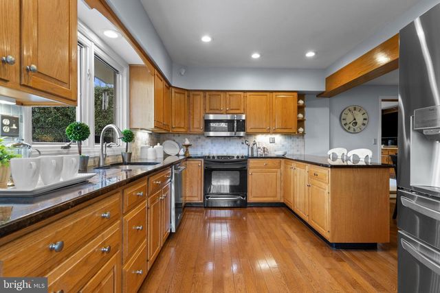421 SAINT DAVIDS RD, Wayne, PA 19087