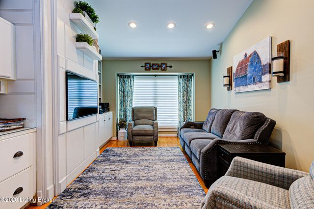 10003 Silverwood Ln, Louisville, KY 40272