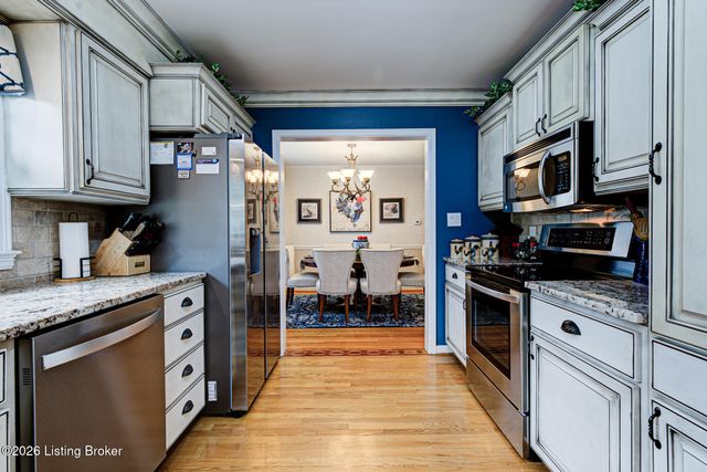 10003 Silverwood Ln, Louisville, KY 40272