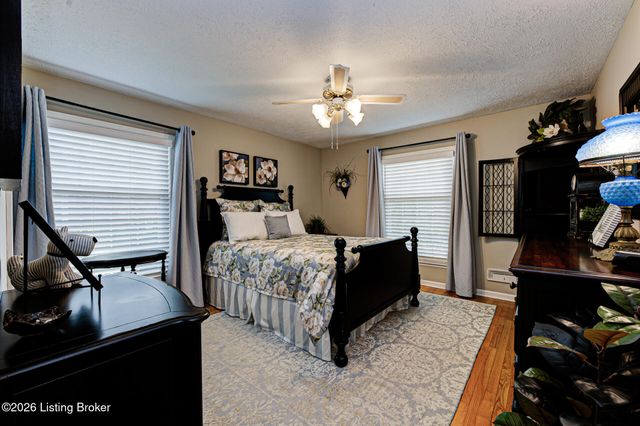 10003 Silverwood Ln, Louisville, KY 40272