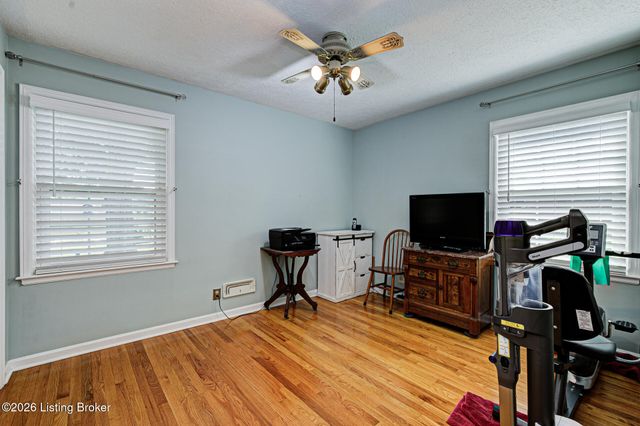 10003 Silverwood Ln, Louisville, KY 40272