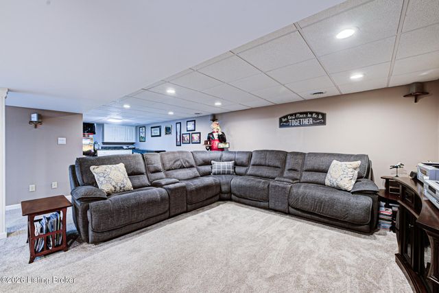 10003 Silverwood Ln, Louisville, KY 40272